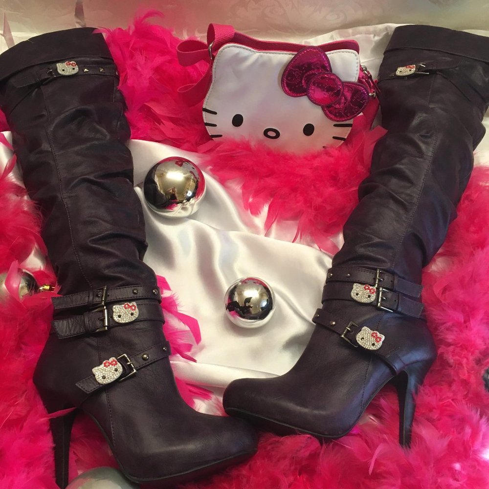 AMAZING grape purple y2k iconic scrunch boots with hello kitty crystal details!